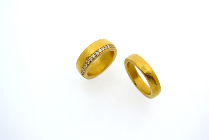 Handgefertigte goldene Trauringe